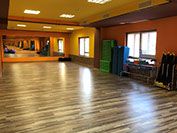 Зумба в зале для групповых занятий московского фитнес клуба Dorfit на Кантемировской в Царицыно